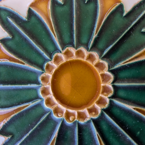 Vintage Spanish tile wall hanging - Picture 3 of 12